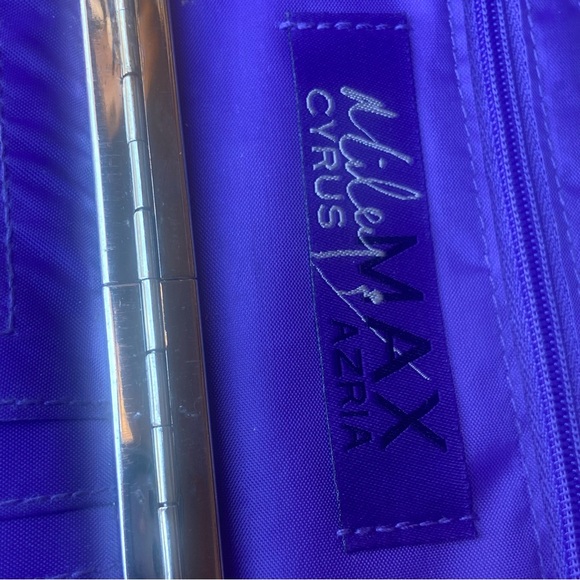🌹 Miley Cyrus Max Azria Wallet - Picture 4 of 4